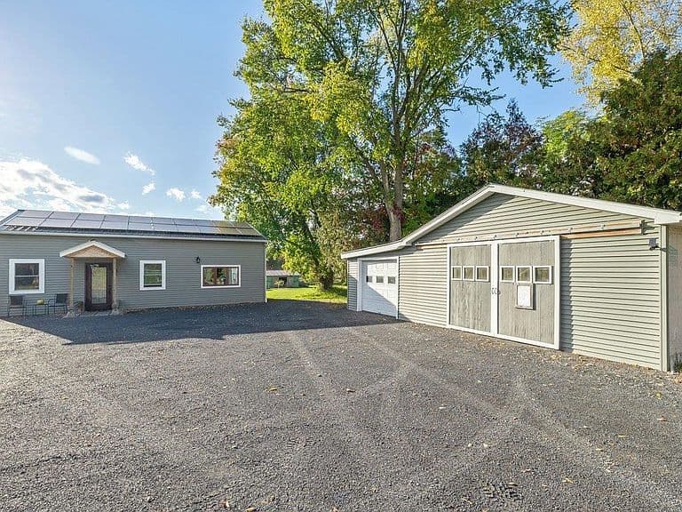 1531 Border Road photo 1