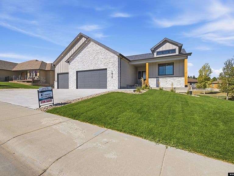 1072 Cornwall St photo 3