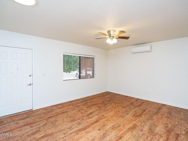229 N Fermi Avenue photo 3