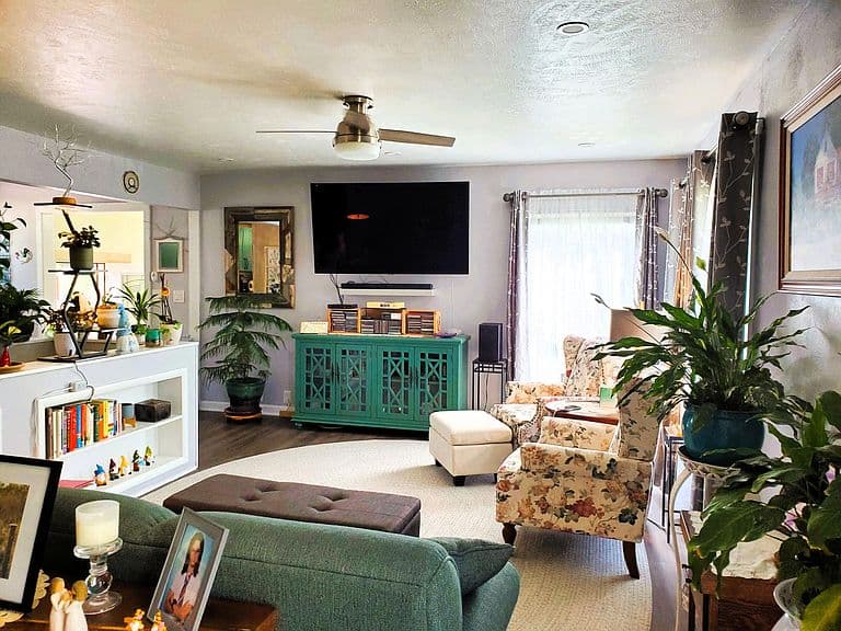 1505 N Mountain View Dr photo 2