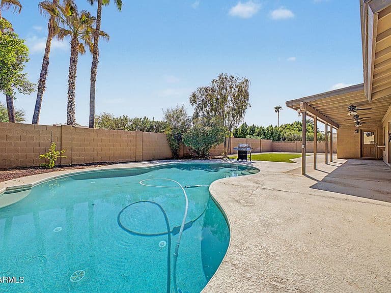 5109 E LAUREL Lane photo 1