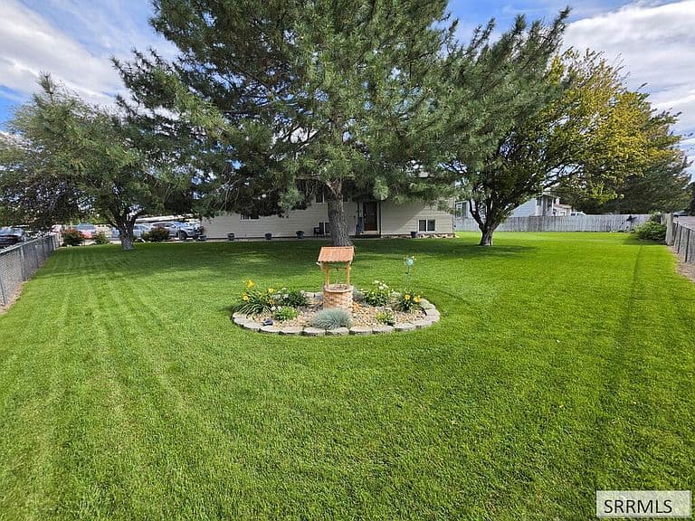 527 Boyd St photo 3