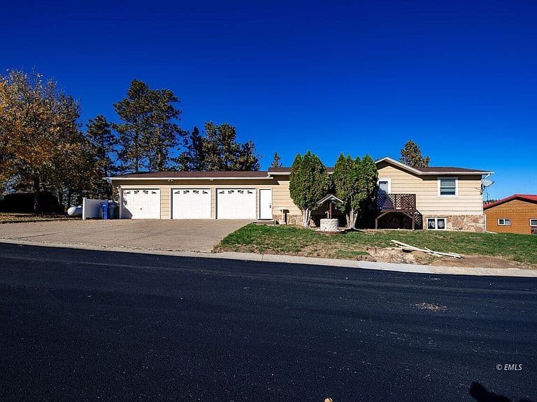 2217 Primrose Dr photo 1