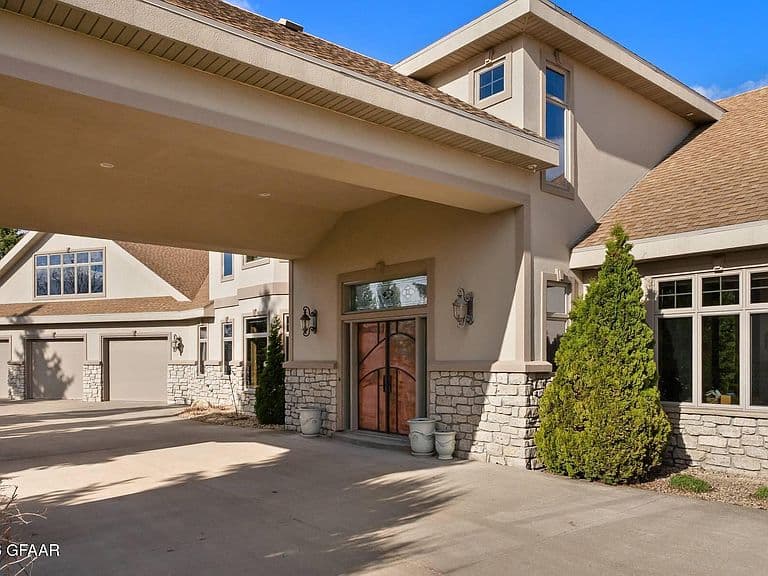 6351 Driftwood Dr photo 4