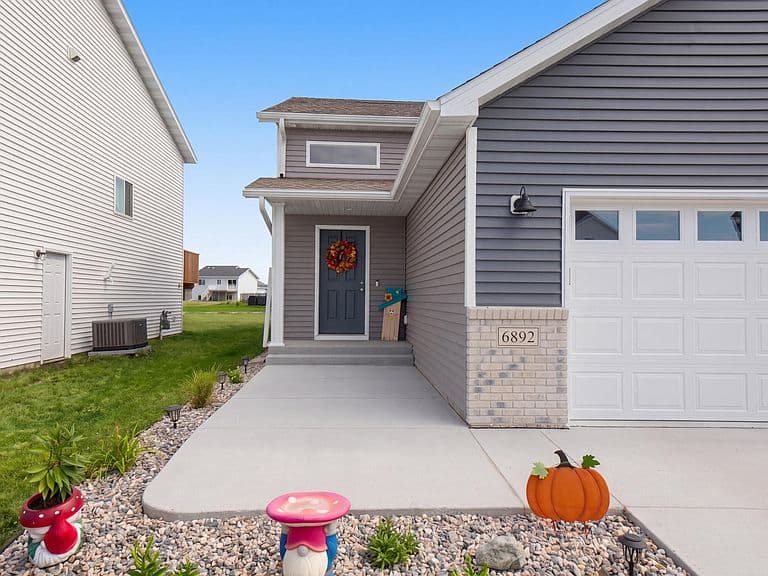 6892 Joseph St photo 2