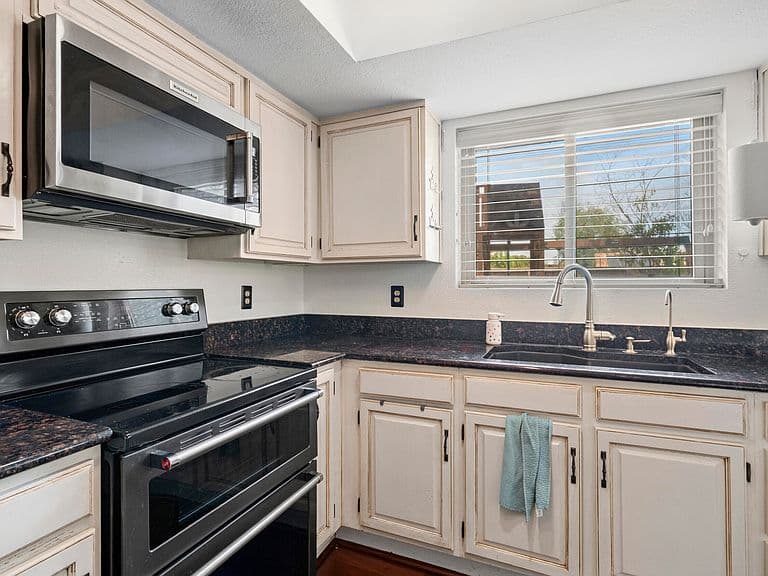 1338 E SUNBURST Lane photo 3