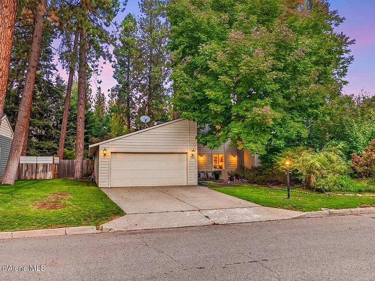 745 E Gregory Ln photo 1