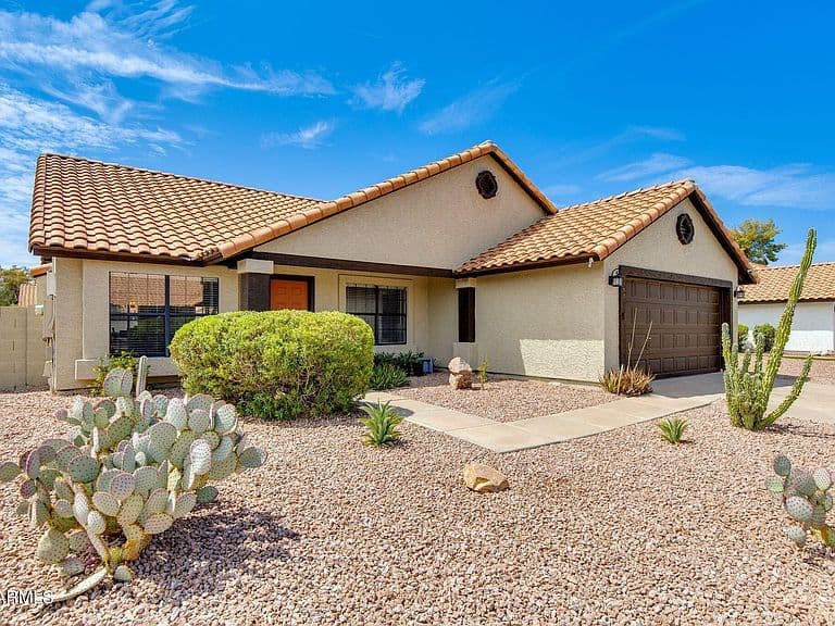 1157 E SAN REMO Avenue photo 2