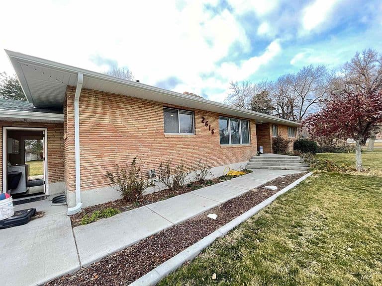 2616 Burton Ave photo 3