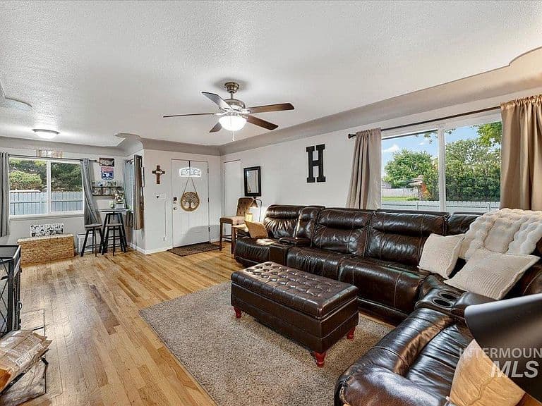 1220 E Amity Ave photo 4