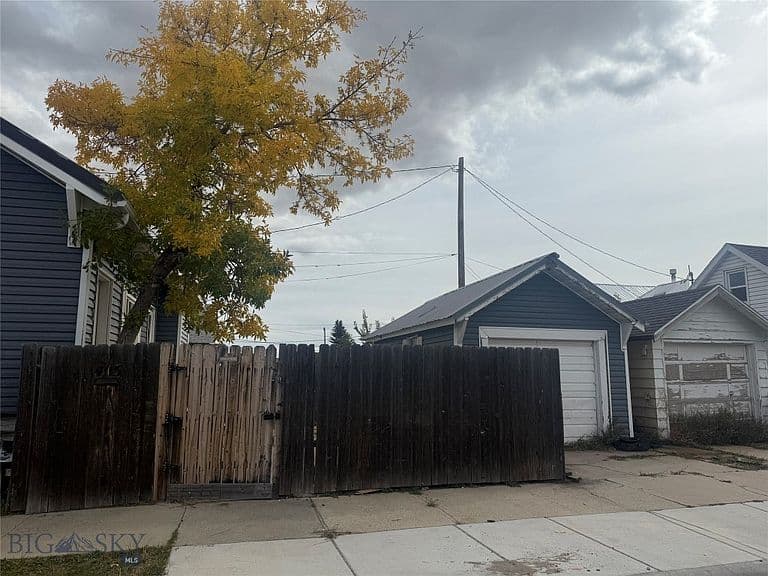 415 Ash St photo 3