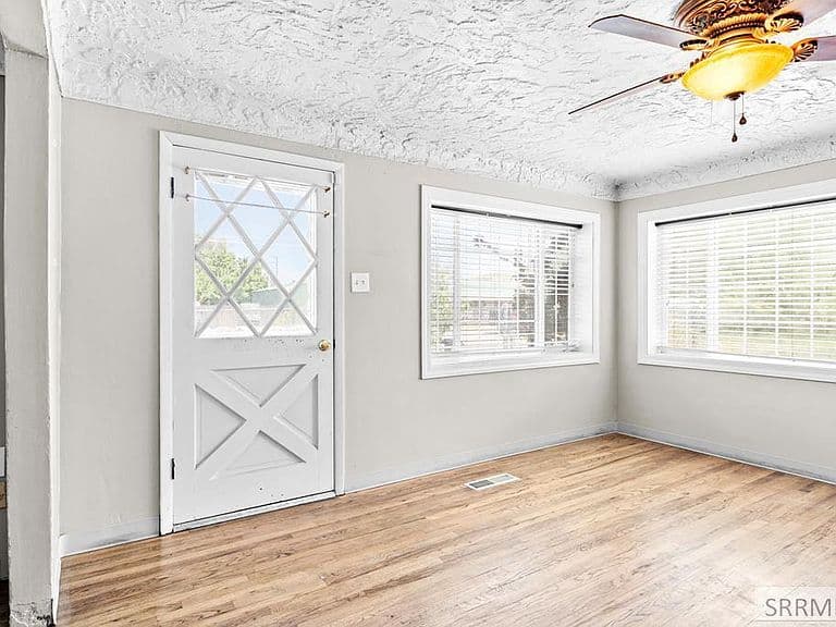 1020 McAdoo St photo 3