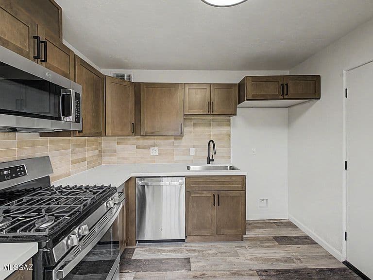 246 E President St photo 2