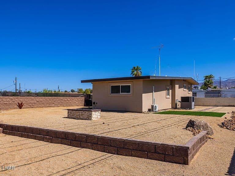 2658 Holiday Dr photo 3