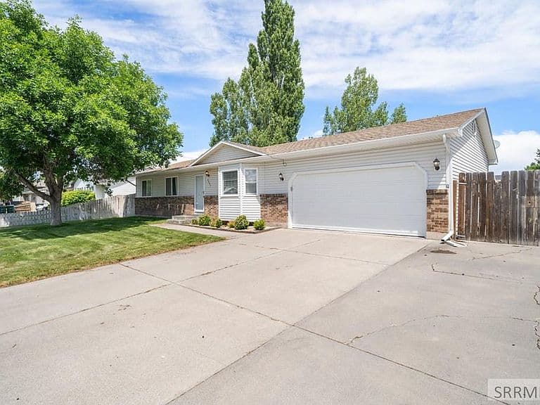 3647 E Jill St photo 2