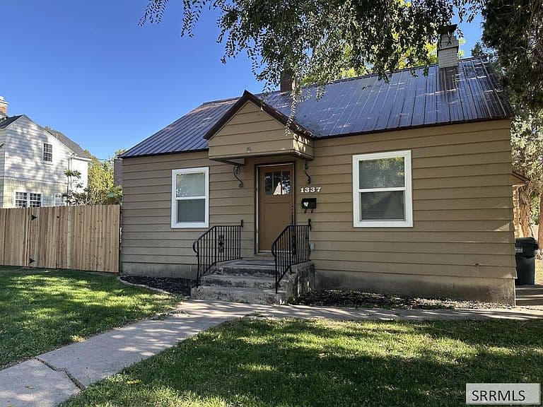 1337 E Lewis St photo 1