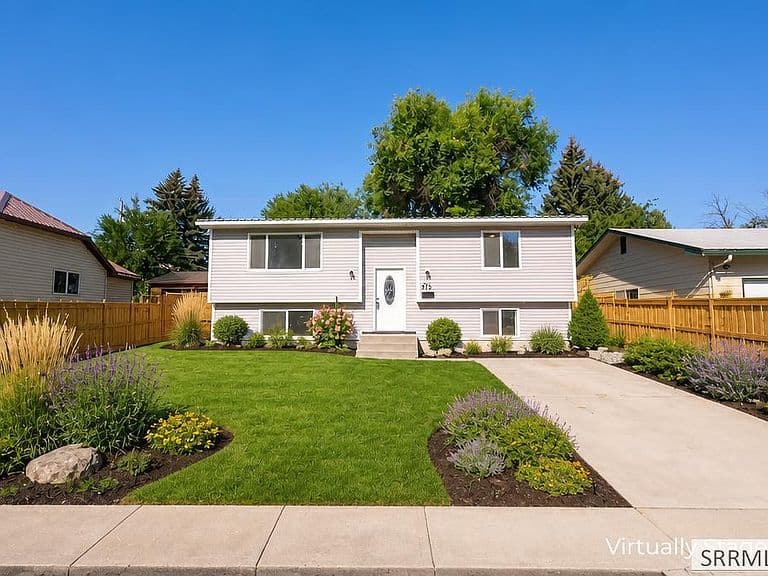 975 Blaine Ave photo 2