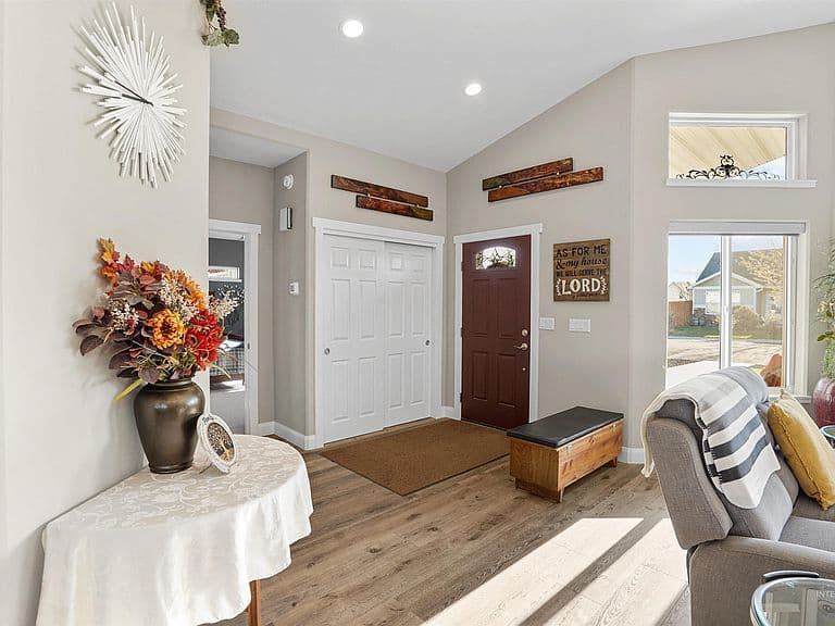 930 Applewood Dr photo 3
