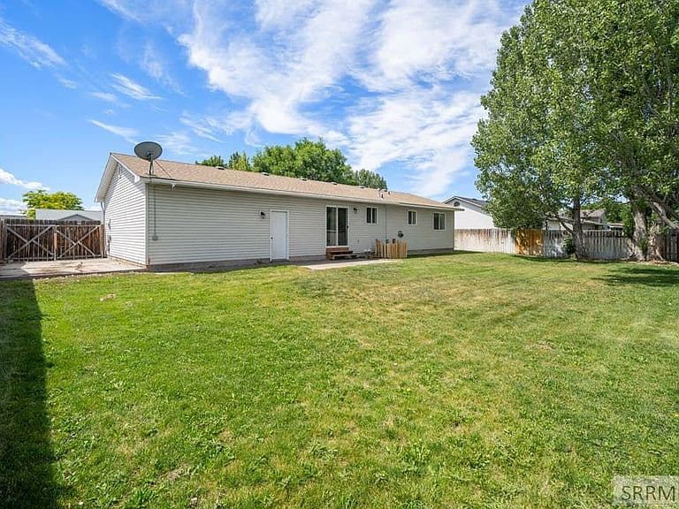 3647 E Jill St photo 3