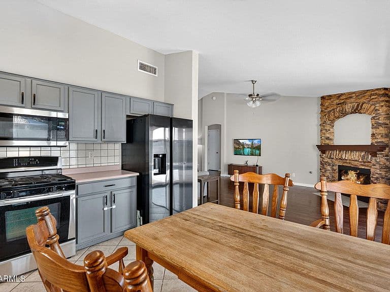 512 E MONTEREY Street photo 4