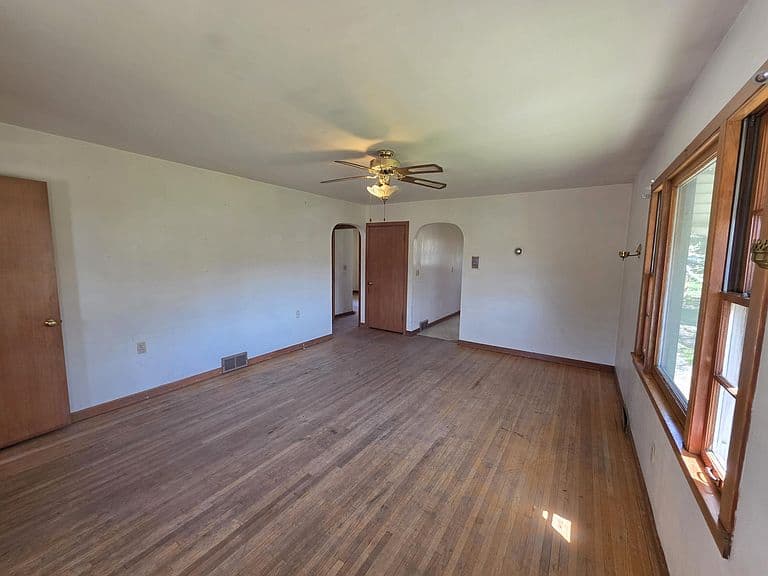 452 Marsh St photo 3