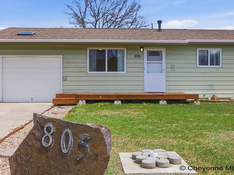 805 Stevens Dr photo 1