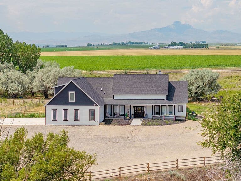 1070 Road 16 photo 1