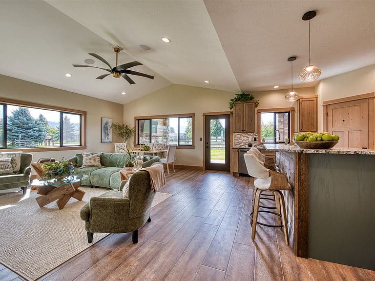 101 Sunrise Dr photo 2