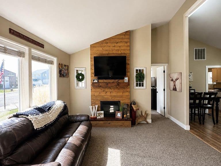 658 Crocus Ln photo 2