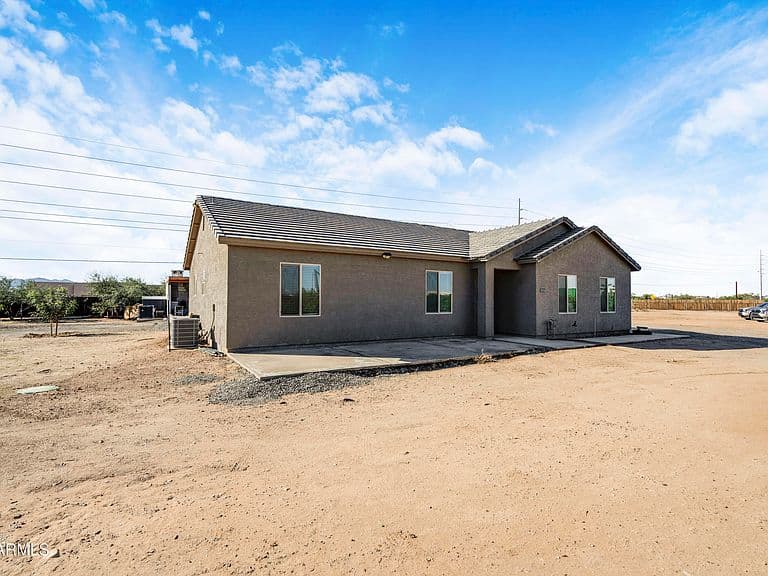 28204 N 256TH Avenue photo 3