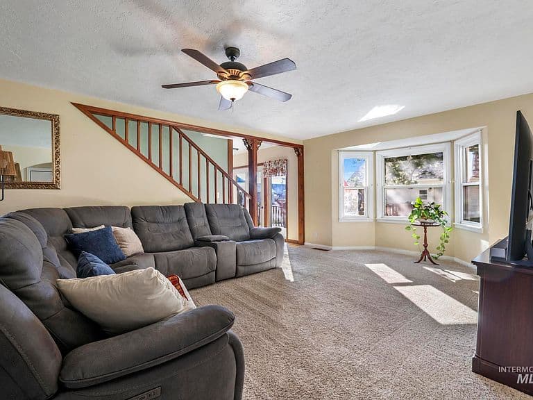 1213 Burley Ave photo 2