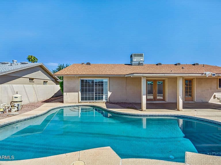 619 E DIAMOND Drive photo 1