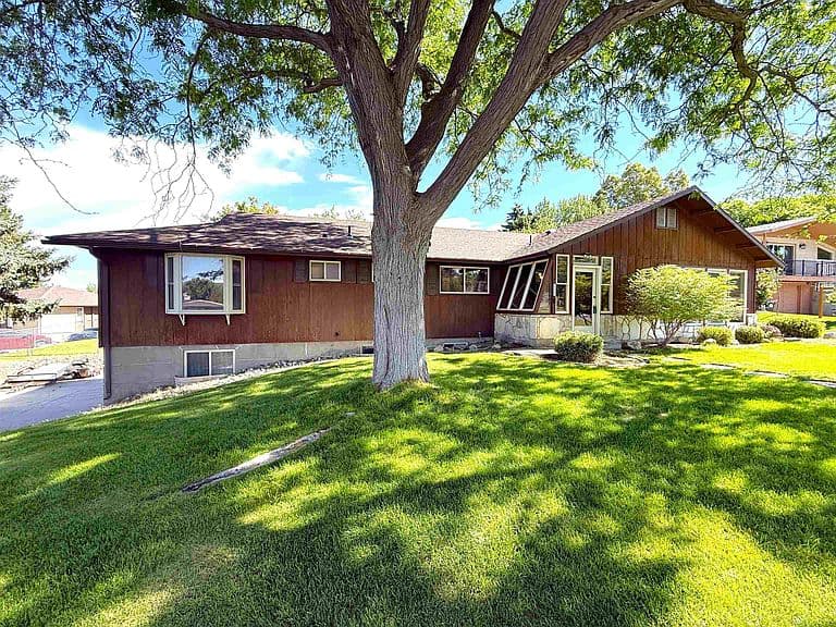 690 Fairway Dr photo 3