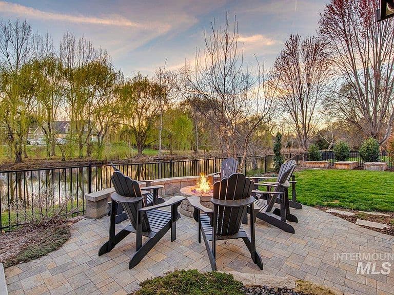 1013 E Rivers End Dr photo 2
