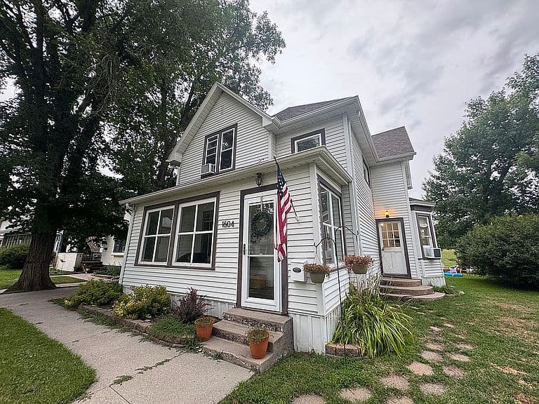 1604 Lewis Blvd photo 1