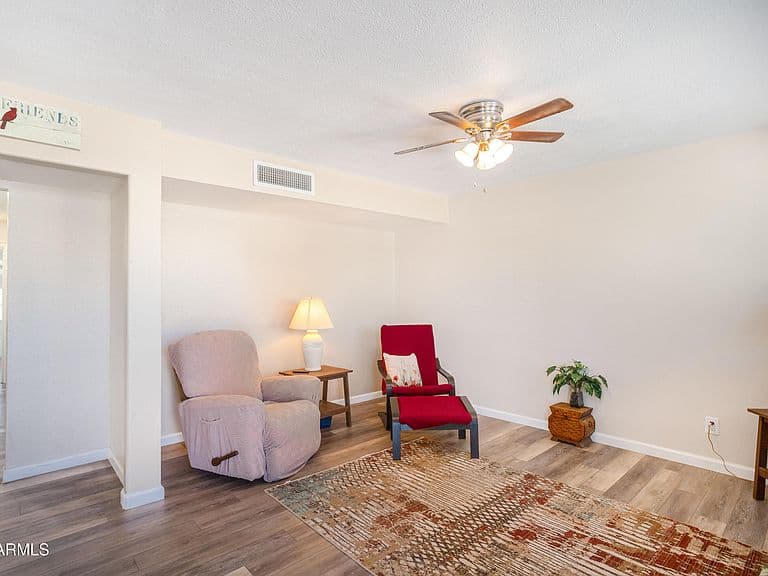 150 E OAK Street photo 4