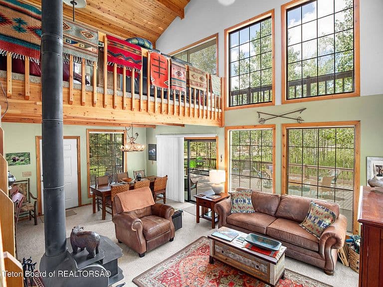 56 E Vista Dr photo 3