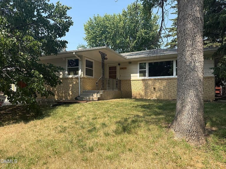 2421 Winchester Dr photo 1