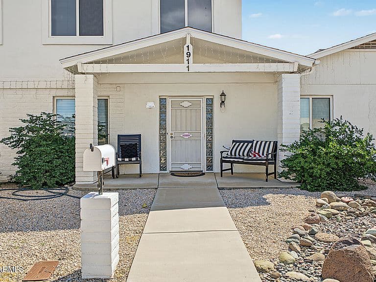 1911 W TARO Lane photo 4