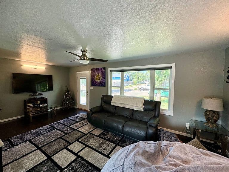 405 6th Ave photo 3