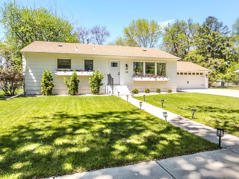 128 Elizabeth Dr photo 1