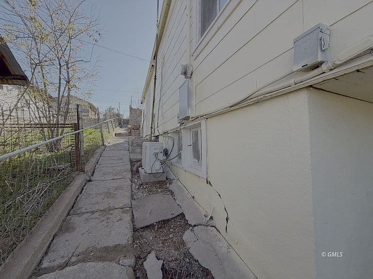 838 W Smith St photo 3