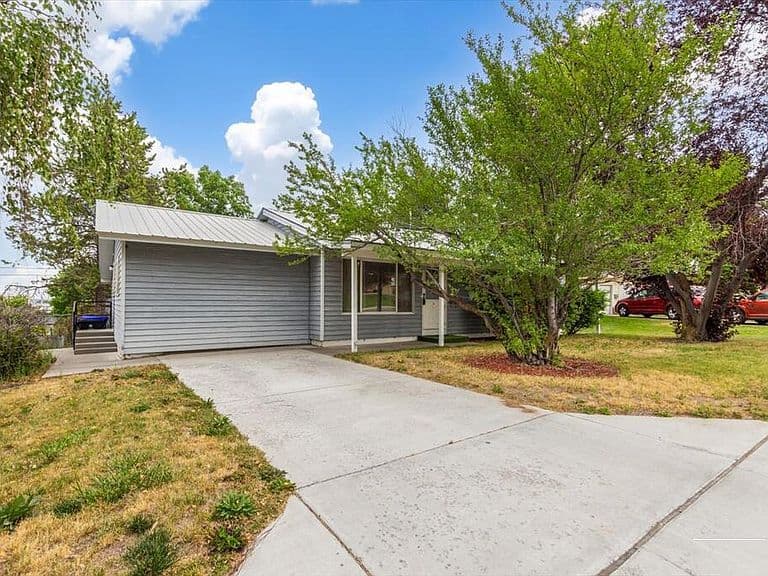 469 Linden Ave photo 3