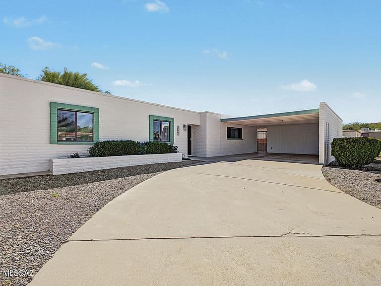 2523 W Calle Paraiso photo 2