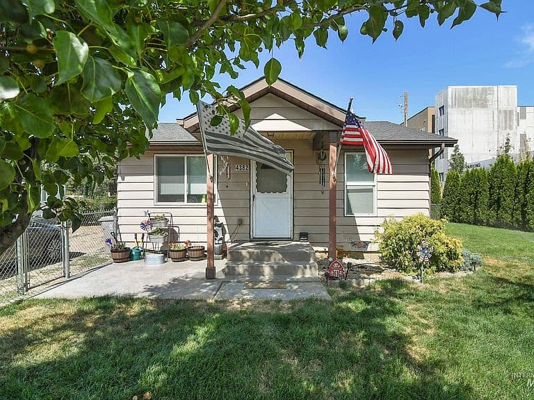 4382 N Adams St photo 1