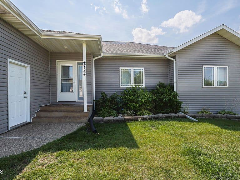 4724 Fountainblue Dr photo 2