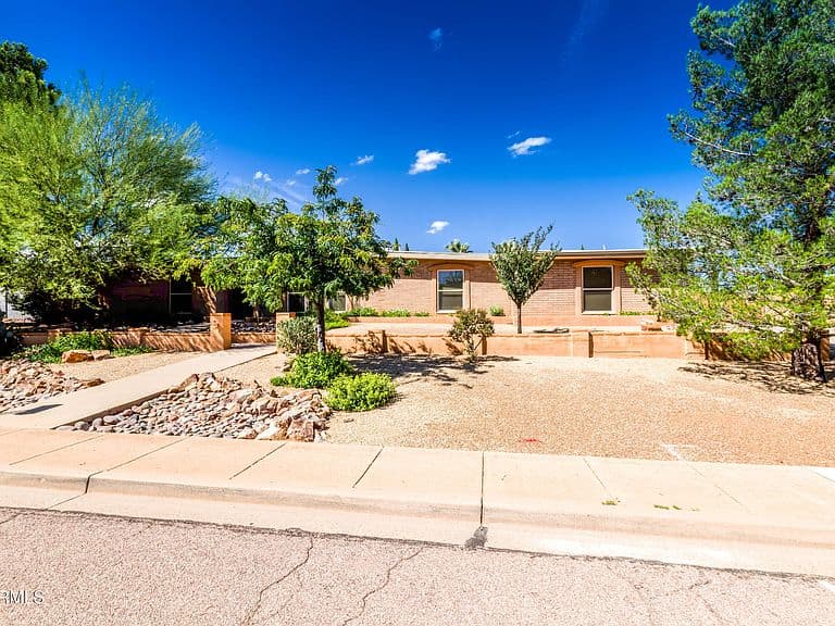 1689 CRESTWOOD Drive photo 3