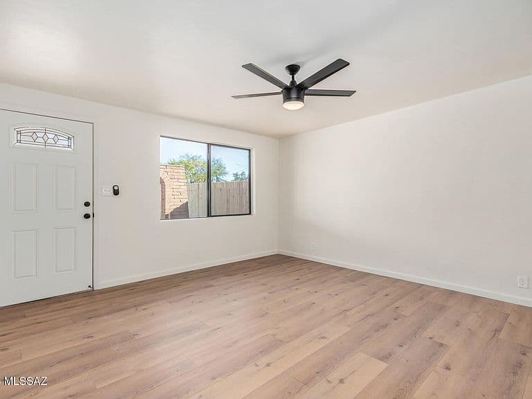 2412 E Warwick Vis photo 4