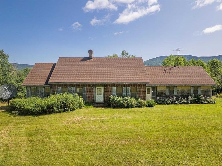 324 Middle Road photo 1