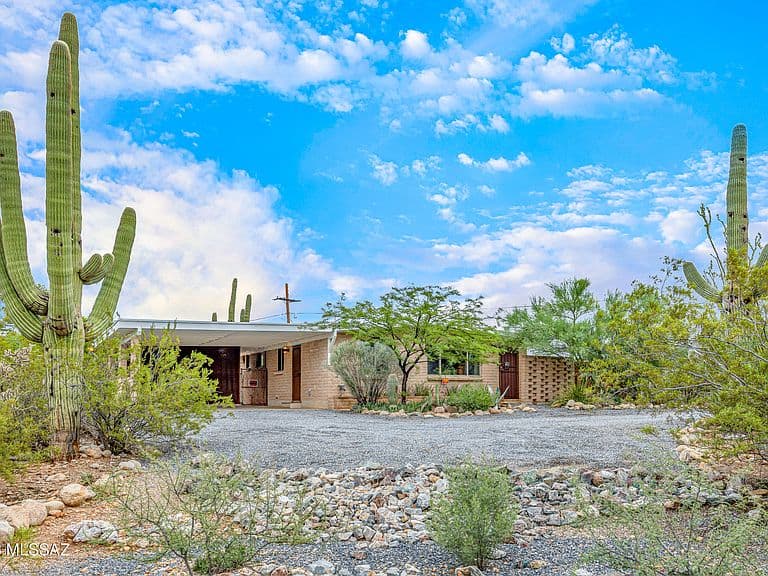 2402 W Wagon Wheel Dr photo 3